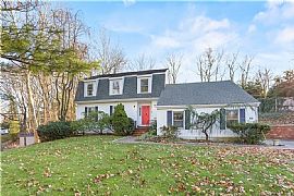 25 Pequot Ave, Fairfield, Ct 06890 in Fairfield, CT