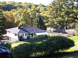 3 BD RM house in country w/ chicken coop in Newtown, CT