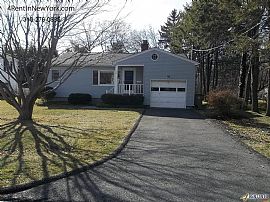 Conveniently Located Three Bedroom, 2-1/2 Bath Ran in Ridgeway, CT